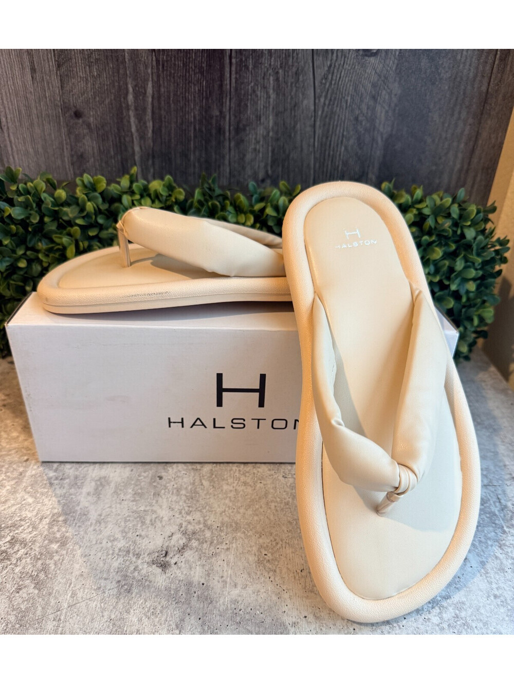 H by Halston Citizen Padded Thong Sandals Nude Vegan Leather Womens Size 9 NWD